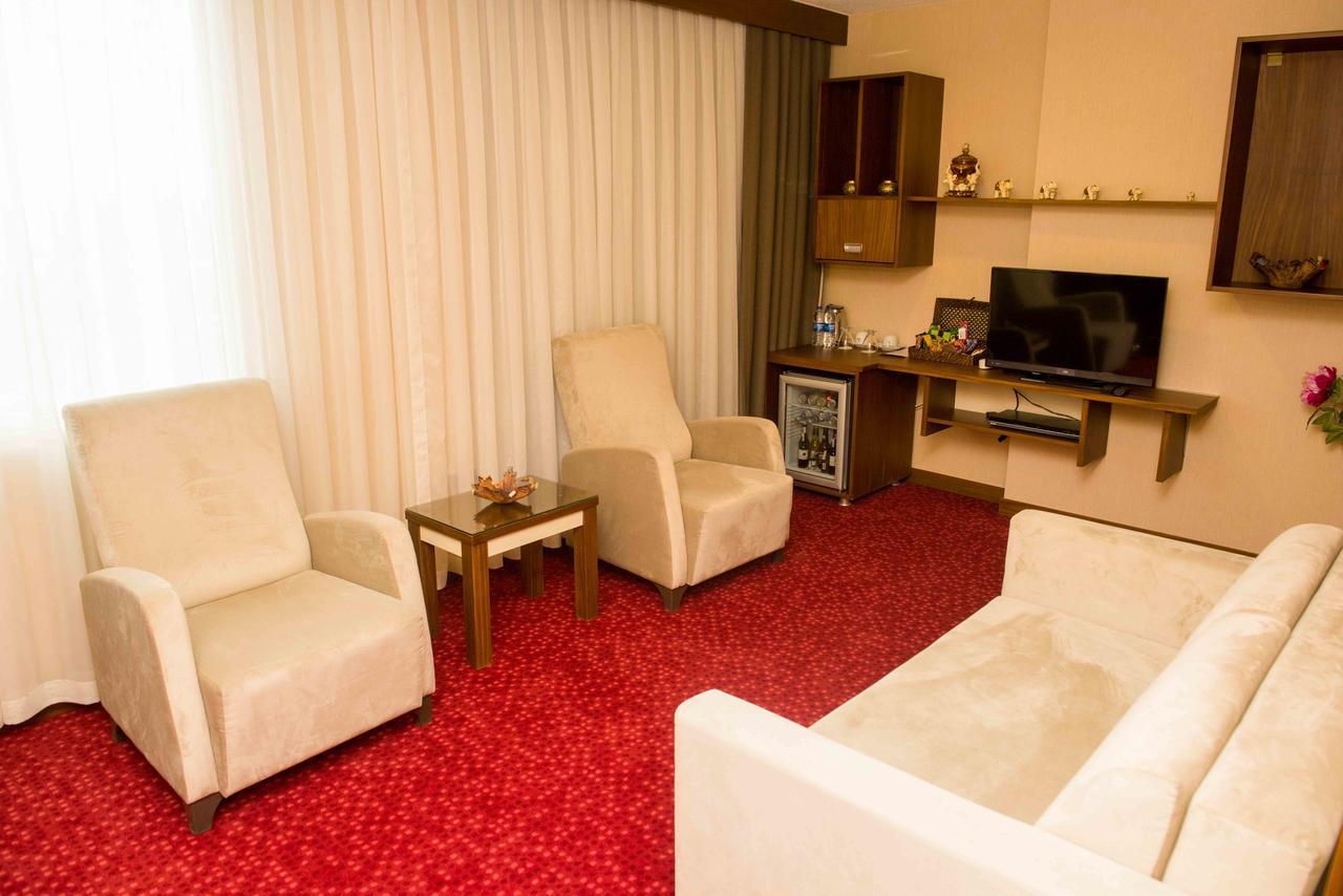 Oezgoebek Roenesans Hotel De Luxe Uşak Exterior foto
